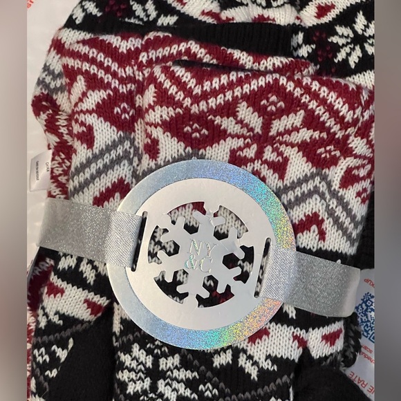 New York & Company Matching Scarf, Beenie and Glove Set Wrapped Ready to Gift - Picture 4 of 6